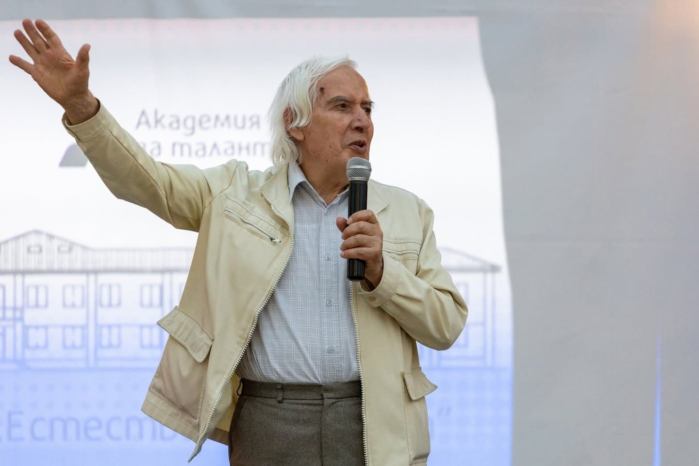 Лектор говори пред публика на събитие на Академията