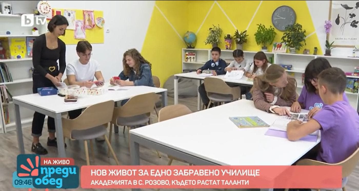 Снимачен екип на „Преди обед“ в кабинет на Академията, с деца около масите