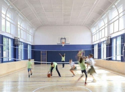Деца играят баскетбол във физкултурния салон