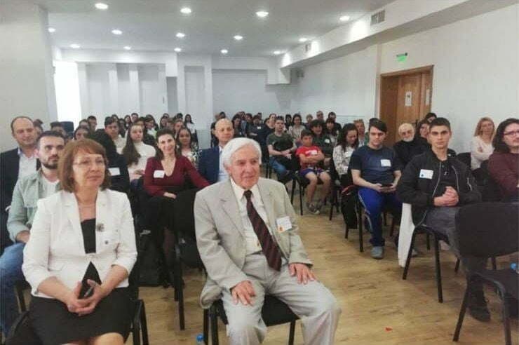 Участниците в общественото допитване в залата