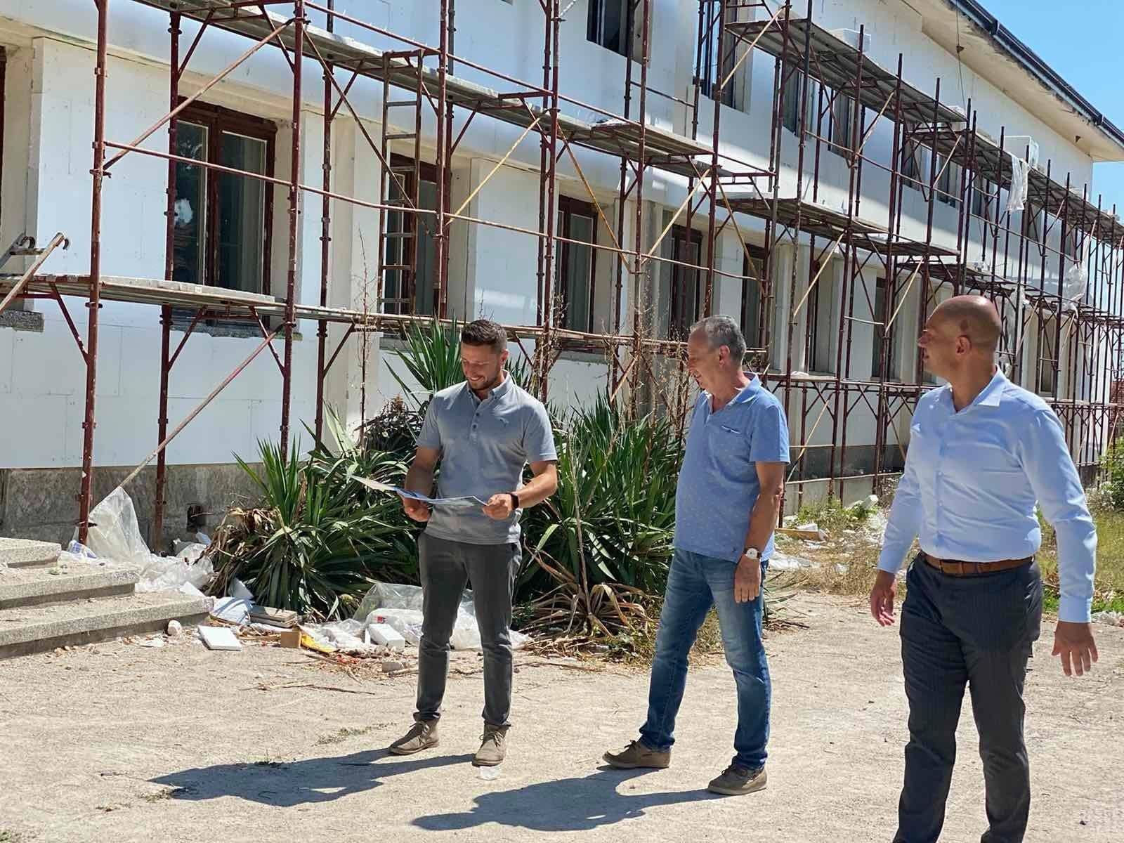 Оглед на строежа със скелето около сградата